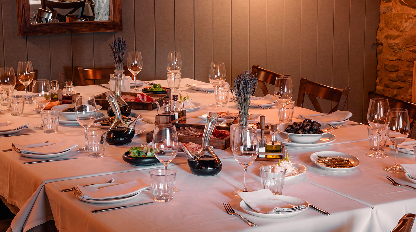 Plats tradicionals catalans servits a la taula del Restaurant Can Quel d'Ullastret